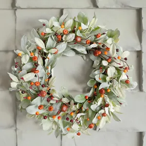Detail eines Herbstkranzes mit Eukalyptusblättern, Mini-Kürbissen und Beeren