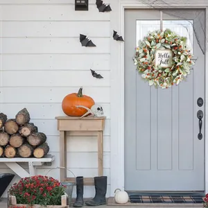 Detail eines Hello Fall Holzschildes auf Herbstkranz mit Beeren und Eukalyptusblättern