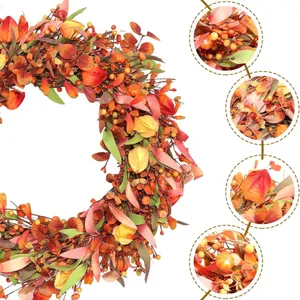 Herbstkranz mit orangefarbenen Beeren und Mini-Kürbissen für die Haustürdeko