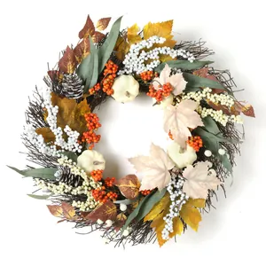 Couronne d'automne avec citrouilles blanches feuilles d'érable et baies sur fond blanc
