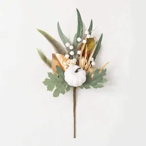Ghirlanda autunnale con zucca bianca, foglie d'acero, pigne e accenti di foglie dorate