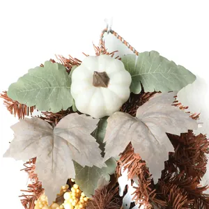 Détail macro de citrouille blanche artificielle avec feuilles d'automne et baies jaunes