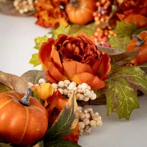 Couronne d'automne artificielle avec pivoines en soie, citrouilles, érable et baies