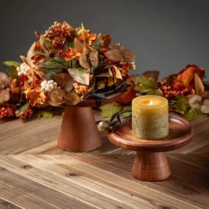 Détail de supports à gâteaux en bois sombre en deux pièces pour déco de table d'automne