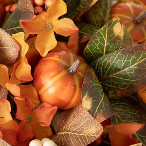 Couronne de pivoines artificielles avec citrouilles et feuilles d'automne pour porte