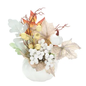 Citrouille décorative avec feuilles d'érable et baies pour décor d'automne intérieur