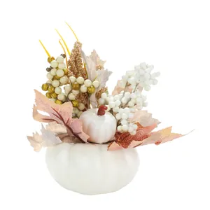 Citrouille blanche en mousse avec feuilles d'automne et baies pour décor moderne