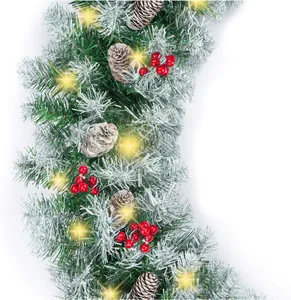 Detail van kerstslinger met dennennaalden, rode bessen, dennenappels en LED-lampjes