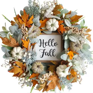 Détail d'une couronne d'automne avec feuilles d'érable et panneau en bois Hello Fall