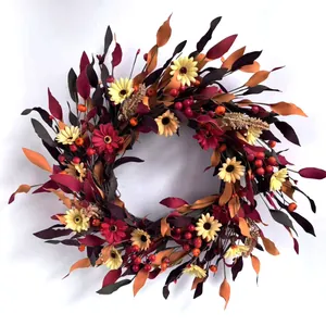 Détail du gros plan d'une couronne d'automne avec baies, citrouilles et feuilles d'érable
