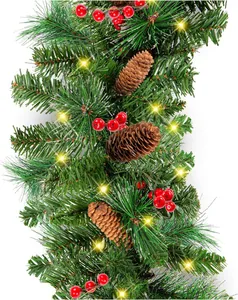 Detailoverzicht van kerstslinger met rode bessen, dennenappels en warme LED-verlichting