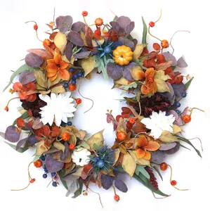 Détail de la couronne d'automne avec eucalyptus, feuilles d'érable et mini citrouilles