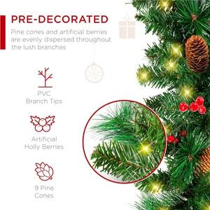 Detail van kerstslinger met PVC takken, rode bessen, dennenappels en LED lampen