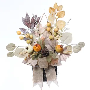 Herbstlicher Türkranz im Korb mit weißem Kürbis Ahornblättern und Kiefernzapfen