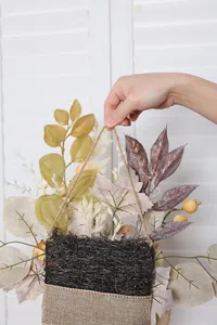 Detailaufnahme vom Herbst-Wandkorb mit Ahornblättern und Beeren für Erntedankfest-Deko