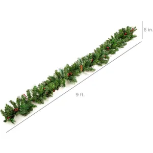 Detail van 2,7m kerstslinger met groene dennennaalden, rode bessen en natuurlijke dennenappels