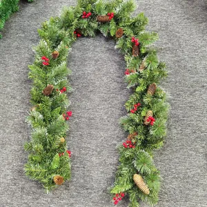 Detail van 2,7m kerstslinger met rode bessen, dennenappels en besneeuwde ceder naalden