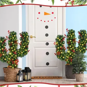 Dettaglio dell'albero di Natale cactus da 70cm con luci LED, bacche rosse e pigne
