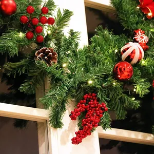 2,7m kerstslinger met verlichting, rode bessen, dennenappels en warme LED-lampjes