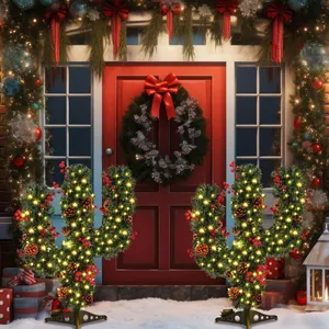Dettaglio di un albero di Natale cactus creativo con luci LED, pigne e bacche rosse decor