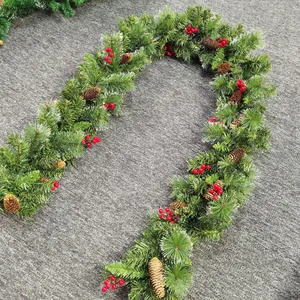 Detail van de flexibele kerstslinger met dennennaalden, dennenappels en rode bessen