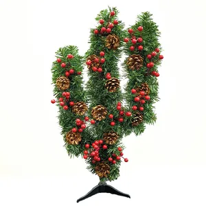Dettaglio dell'albero di Natale cactus 70cm con bacche rosse, pigne e supporto a treppiede