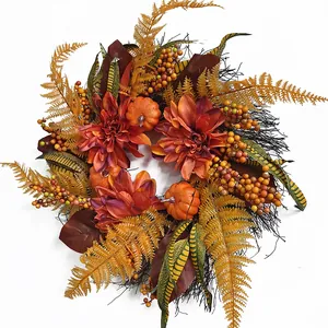Herbstkranz mit orangefarbenen Dahlien und kleinen Kürbissen für die Erntedank-Deko