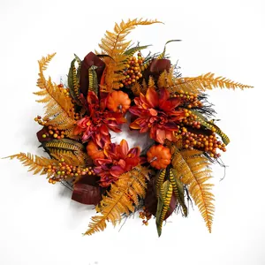 Herbstkranz mit Kürbissen und Beeren für die Halloween- und Erntedankfest-Türdeko