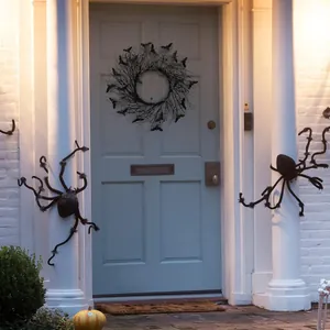 Ghirlanda di pipistrelli di Halloween e ragni giganti di peluche su una porta d'ingresso