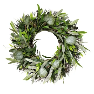Corona de Navidad artificial con hojas de olivo verdes, eucalipto y bayas oscuras