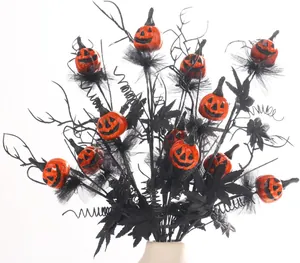 Détail de branches d'Halloween avec mini citrouilles et tulle noir pour décoration