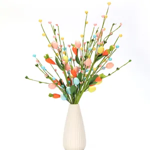 Détail d'un bouquet de Pâques avec œufs colorés et carottes dans un vase en céramique