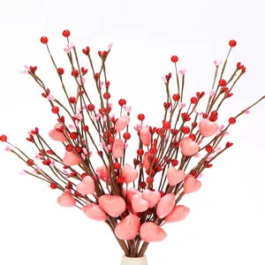 Künstliche Beerenstiele mit rosa Herzen in weißer Vase für Valentinstag Deko