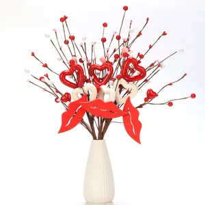Dettaglio di rami di bacche con decorazioni a cuore e labbra in vaso bianco