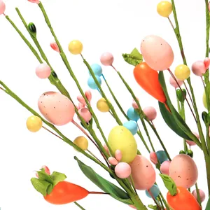 Branches de Pâques décoratives avec œufs colorés, carottes et baies pour décoration florale