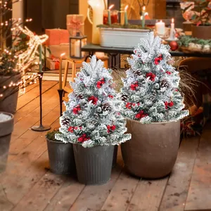 Zweier-Set beflockte Mini-Weihnachtsbäume mit Kiefernzapfen und roten Beeren in Töpfen