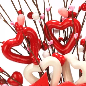 Dettaglio di rami decorativi con cuori e bacche rosse per San Valentino e nozze