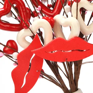 Ramo decorativo di San Valentino con labbra rosse, cuori lucidi e bacche rosse