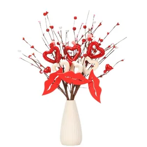Steli floreali con cuori e labbra rosse in vaso di ceramica per San Valentino