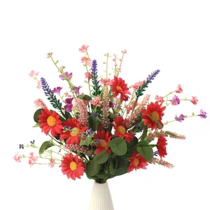 Bouquet de fleurs artificielles avec tournesols rouges et lavande en vase blanc