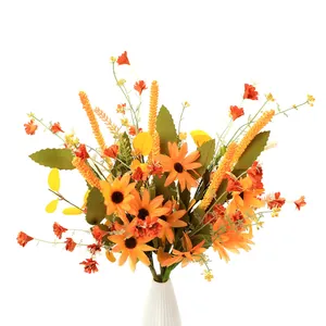 Bouquet de tournesols et camomille artificiels dans un vase blanc pour décor d'automne