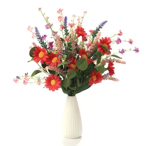 Lavande artificielle et tournesols rouges dans un vase en céramique blanche texturée