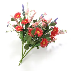 Bouquet de fleurs artificielles avec marguerites rouges et lavande pour décor de table