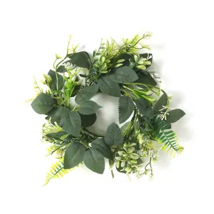 Vista de detalle de corona de eucalipto de 30cm con hojas verdes y flores blancas