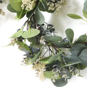 Detailansicht künstlicher Eukalyptusblätter mit Reif-Effekt und kleinen weißen Blüten