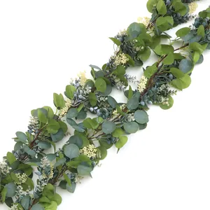 Künstliche Eukalyptus Girlande mit cremeweißen Beeren für Heim und Party Dekoration