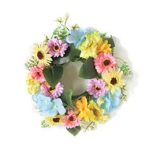 Detalle de corona artificial de 30cm con margaritas de colores y hojas de eucalipto