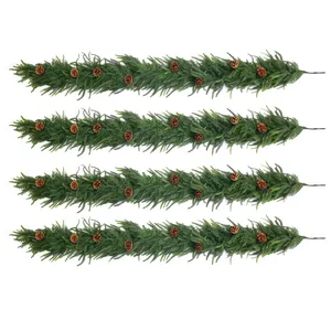 Détail de quatre guirlandes de pin Norfolk artificiel avec aiguilles et pommes de pin