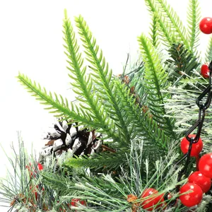 Dettaglio macro del cesto appeso natalizio con aghi di pino e bacche rosse