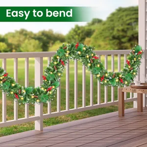 LED-Weihnachtsgirlande mit Zapfen und Beeren am weißen Balkongeländer dekoriert